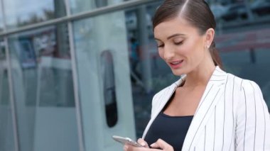 Telefonunuzun ve Office Açık havada yakınındaki güzel iş kadını