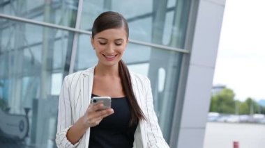 Güzel bir kadınla iş ofisine telefon