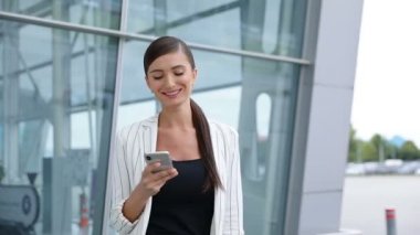 Güzel bir kadınla iş ofisine telefon