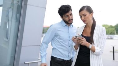 Sokakta ofisinin telefon kullanarak iş adamları