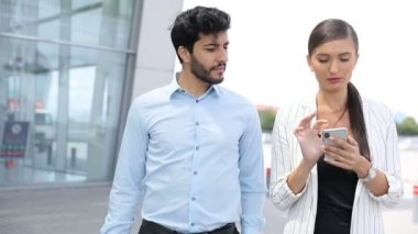 İş gezisi. Havaalanında yürümek telefon kullanarak iş adamları 