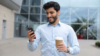 Yakışıklı iş adamı ile telefon ve kahve Caddesi üzerinde
