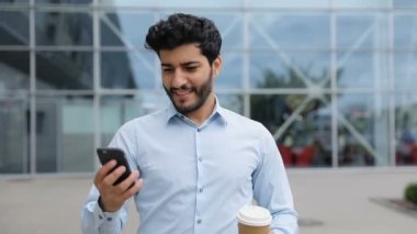 Yakışıklı iş adamı ile telefon ve kahve Caddesi üzerinde