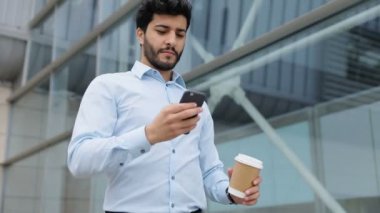 Yakışıklı iş adamı ile telefon ve kahve Caddesi üzerinde