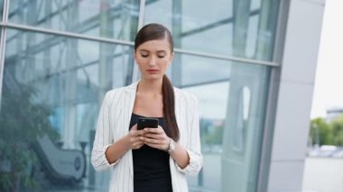 Telefonunuzun ve Office yürürken güzel iş kadını