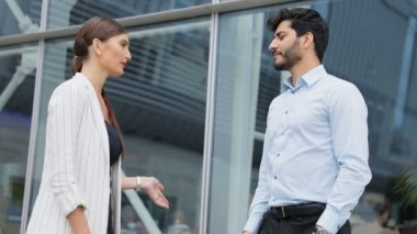 İş adamları ile tokalaşırken Toplantı bitiş ofisinin 