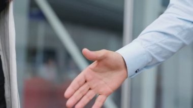 Eller yukarı sallayarak işadamları. İnsanlar ellerini sallayarak