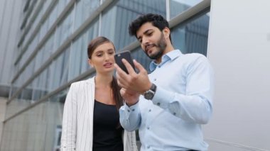 Sokakta ofisinin telefon kullanarak iş adamları