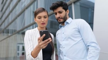 Sokakta ofisinin telefon kullanarak iş adamları