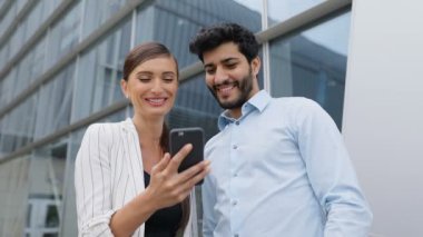 Sokakta ofisinin telefon kullanarak iş adamları