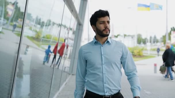 Viaggio di lavoro. Uomo d'affari con valigia utilizzando il telefono vicino all'aeroporto — Video Stock