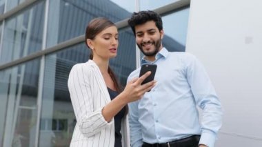 Sokakta ofisinin telefon kullanarak iş adamları