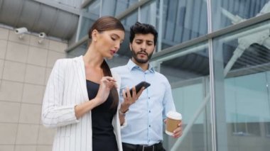 Sokakta telefon ve kahve çalışmak olacak iş adamları