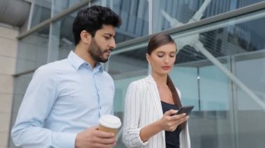 Sokakta telefon ve kahve çalışmak olacak iş adamları