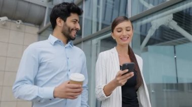 Sokakta telefon ve kahve çalışmak olacak iş adamları
