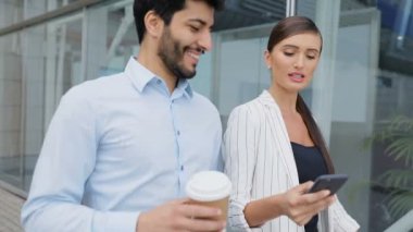 Sokakta telefon ve kahve çalışmak olacak iş adamları