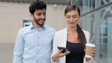 Sokakta telefon ve kahve çalışmak olacak iş adamları