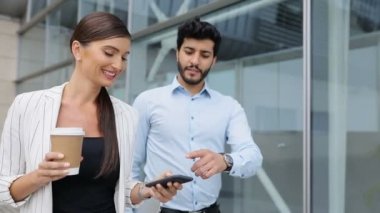 Sokakta telefon ve kahve çalışmak olacak iş adamları