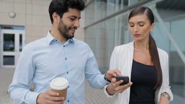 Les gens d'affaires vont travailler avec téléphone et café dans la rue — Video