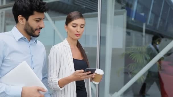 Idzie do pracy z telefonem i kawa na ulicy ludzi biznesu — Wideo stockowe