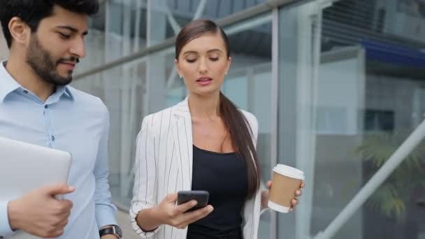 Gente de negocios que va a trabajar con teléfono y café en la calle — Vídeo de stock