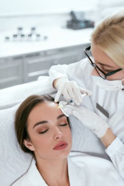 Güzellik enjeksiyonları. Kadın gençleştirme usulü Kliniği hakkında