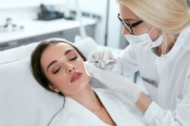 Güzellik enjeksiyonları. Kadın kaldırma yordamı Closeup yüz almak