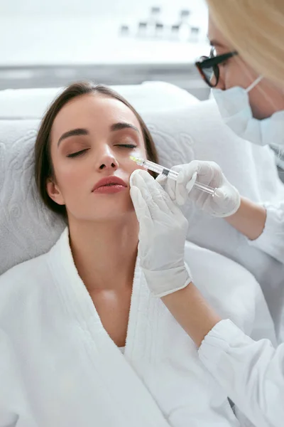 Procedimento de Cosmetologia. Mulher que recebe injeções do elevador da pele da cara — Fotografia de Stock