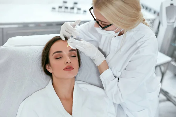 Inyecciones de belleza. Mujer en procedimiento de rejuvenecimiento en clínica — Foto de Stock