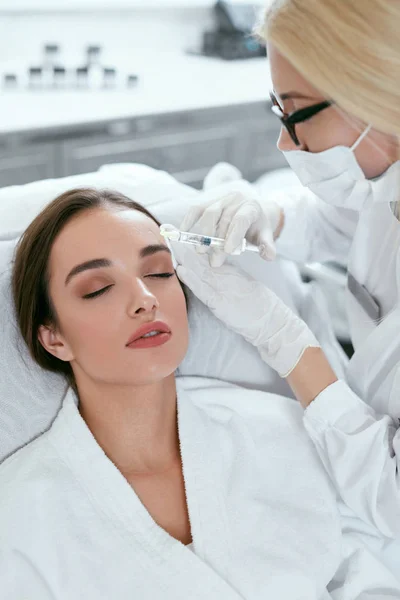 Inyecciones de belleza. Mujer en procedimiento de rejuvenecimiento en clínica — Foto de Stock