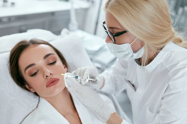 Inyecciones de belleza. Mujer consiguiendo cara levantamiento procedimiento de primer plano — Foto de Stock