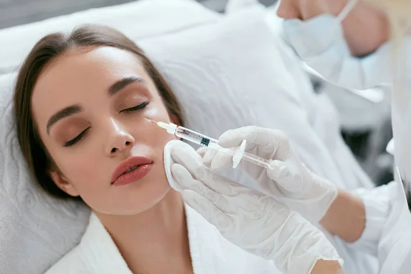 Procedura di cosmetologia. Donna che riceve iniezioni di lifting della pelle del viso — Foto Stock