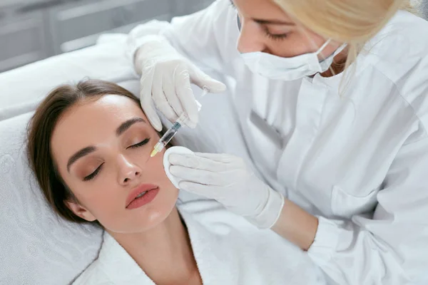 Inyecciones Faciales Esteticista Haciendo Procedimiento Elevación Facial Inyección Belleza Clínica — Foto de Stock