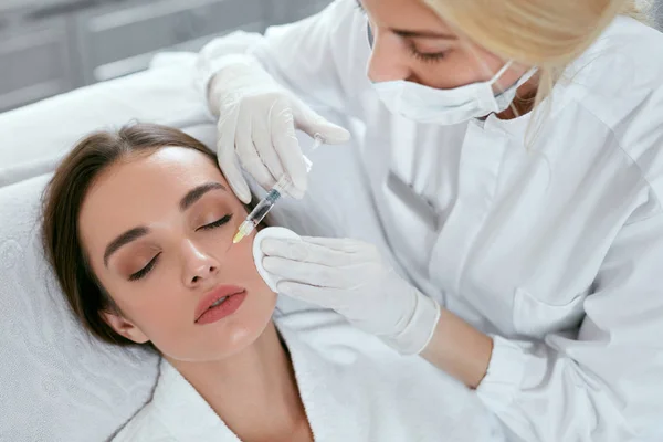 Injeções Faciais Esteticista Fazendo Procedimento Elevação Facial Injeção Beleza Clínica — Fotografia de Stock