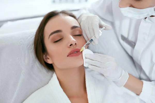 Aumento de labios. Mujer recibiendo inyección de belleza para labios — Foto de Stock