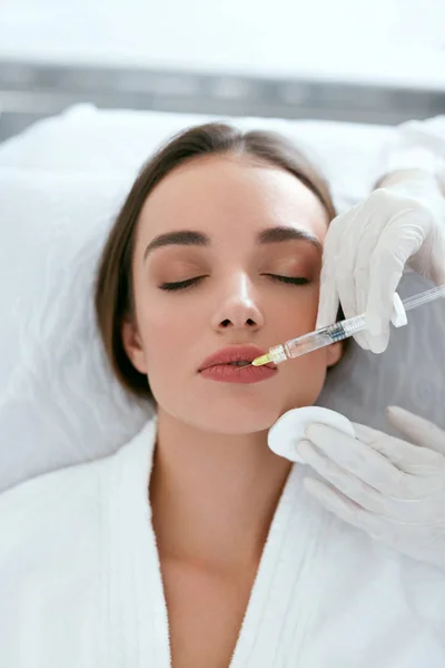 Aumento de labios. Mujer recibiendo inyección de belleza para labios — Foto de Stock