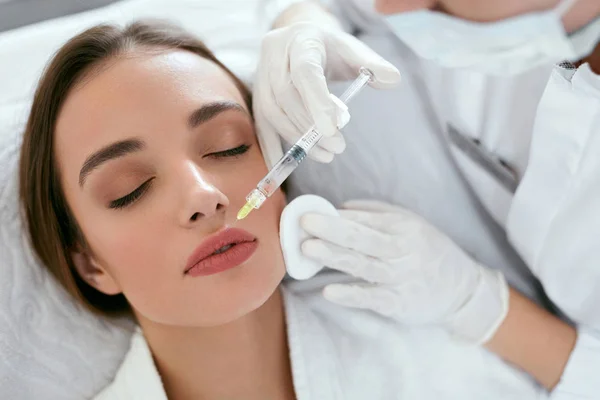 Läppförstoring. Kvinna får skönhet injektion för läppar — Stockfoto