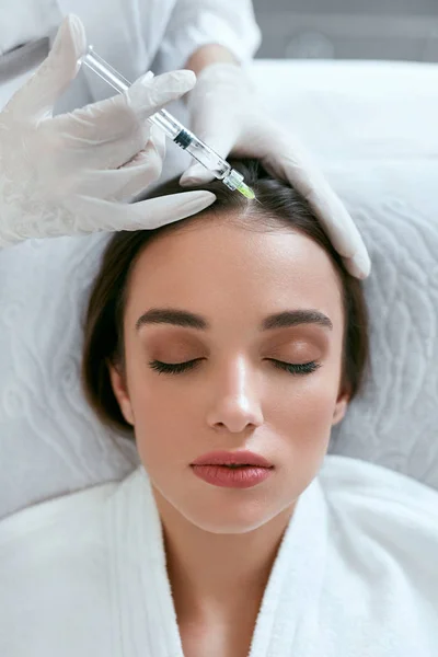 Mesoterapia para el crecimiento del cabello. Mujer recibiendo inyección en la cabeza — Foto de Stock