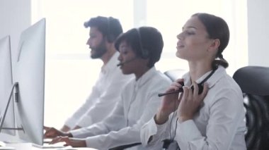 Çağrı merkezi. Bilgisayar çalışma kulaklık gülümseyen kadın