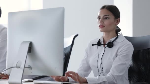 Liga para o Centro. Operadora mulher no fone de ouvido no suporte Hotline — Vídeo de Stock