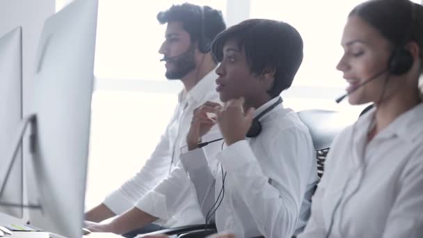 Centro de llamadas. Personas con auriculares que trabajan en atención al cliente — Vídeos de Stock