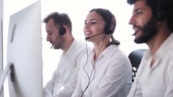 Call Center Sales. Operadora mujer feliz después de un acuerdo exitoso — Vídeos de Stock