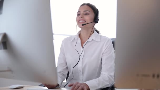 Callcenter. Exploitant van de vrouw In de Headset op de Hotline hulp — Stockvideo