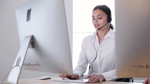 Callcenter. Exploitant van de vrouw In de Headset op de Hotline hulp — Stockvideo