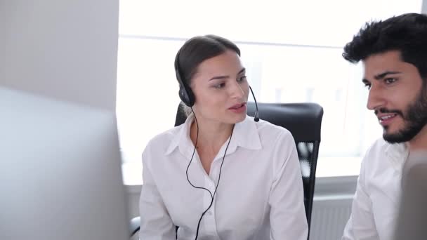 Callcenter. Marktdeelnemers die werken In Contact Center — Stockvideo