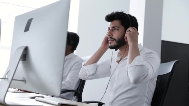 Call Center Operator. Man In hoofdtelefoon werken bij Contact Center — Stockvideo