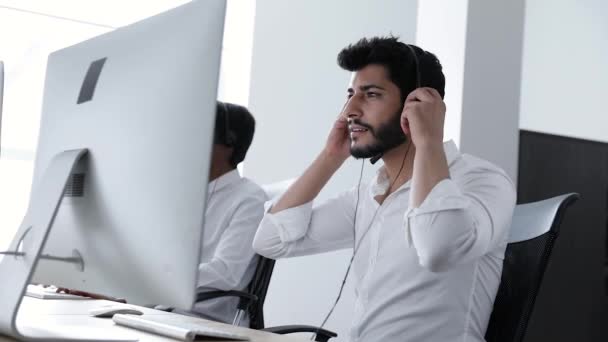 Operadora del centro de llamadas. Hombre con auriculares trabajando en el centro de contacto — Vídeos de Stock