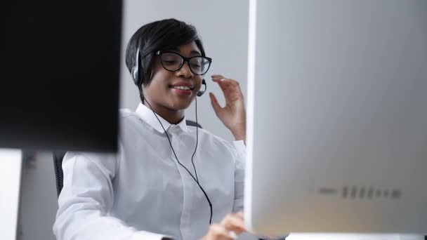 客户支持 在呼叫中心工作的非裔美国妇女 热线为客户服务 — 图库视频影像