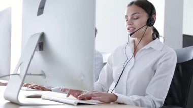 Çağrı merkezi. Bilgisayar çalışma kulaklık gülümseyen kadın