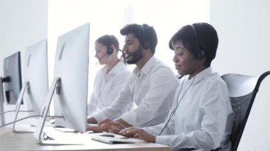 Çağrı merkezi. Mutlu kadın işleç sonra online anlaşma tezahürat